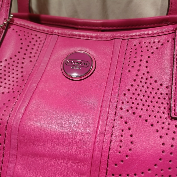 Coach perforated shoulder bag - Picture 4 of 10